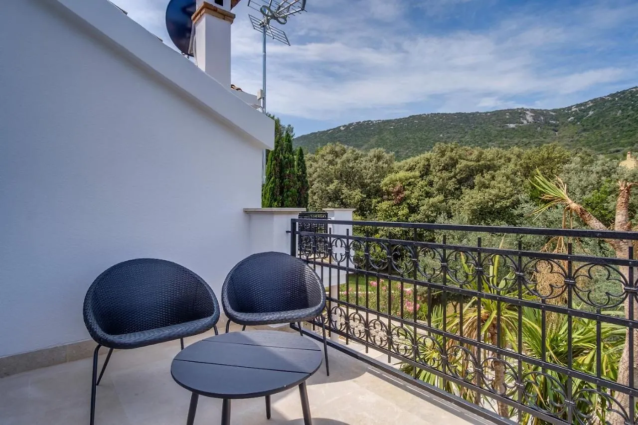 Villa Valerie With Pool And Sea View